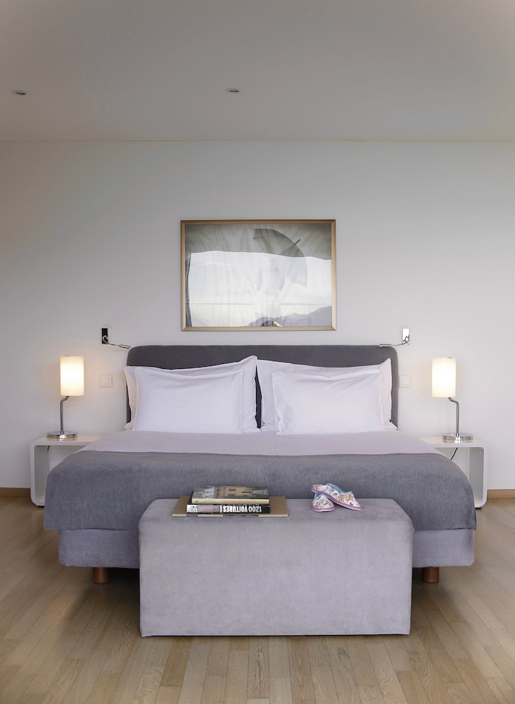 Suite, Lake View