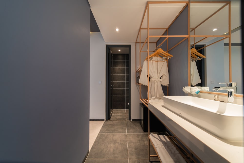 Deluxe Triple Room - Photo 9