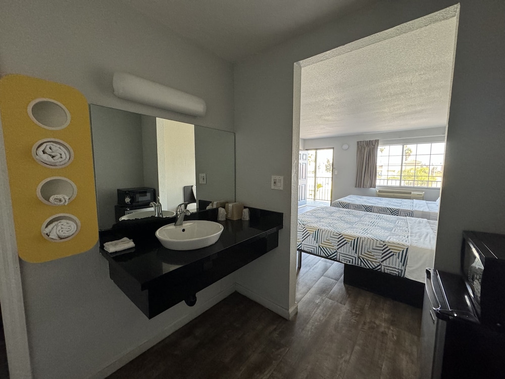 Deluxe Room, 1 Queen Bed, Non Smoking, Refrigerator & Microwave - Photo 4