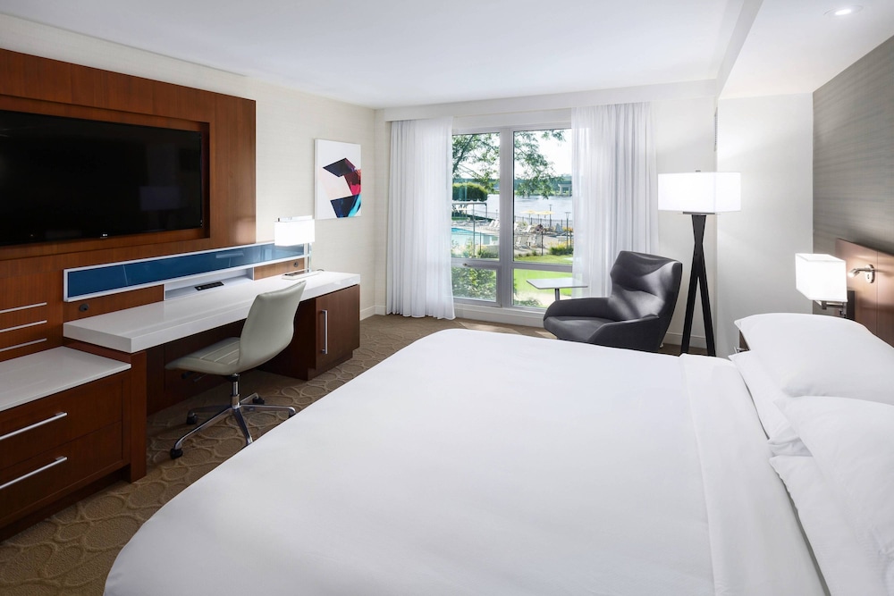 Club Room, 1 King Bed, Smoking, River View photo 1