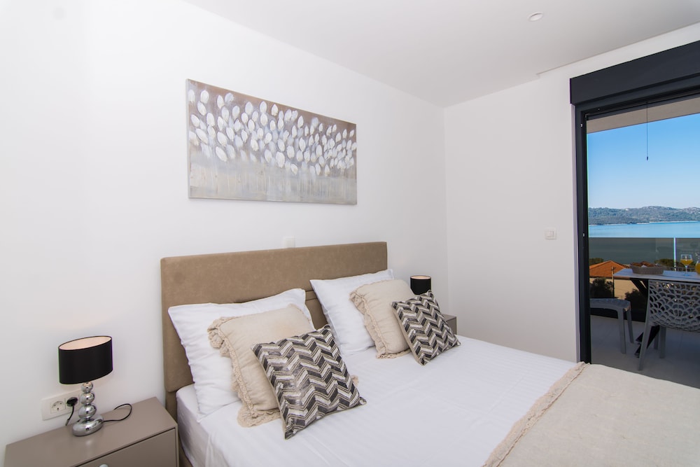 Penthouse, 2 Bedrooms, Ground Floor photo 1