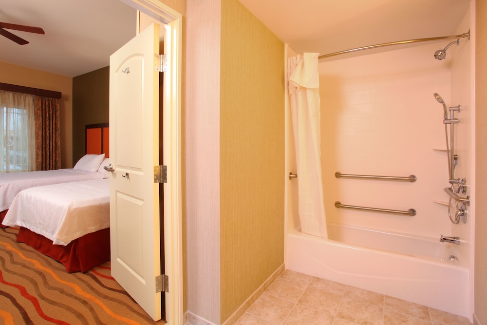Suite, 2 Queen Beds, Accessible, Bathtub