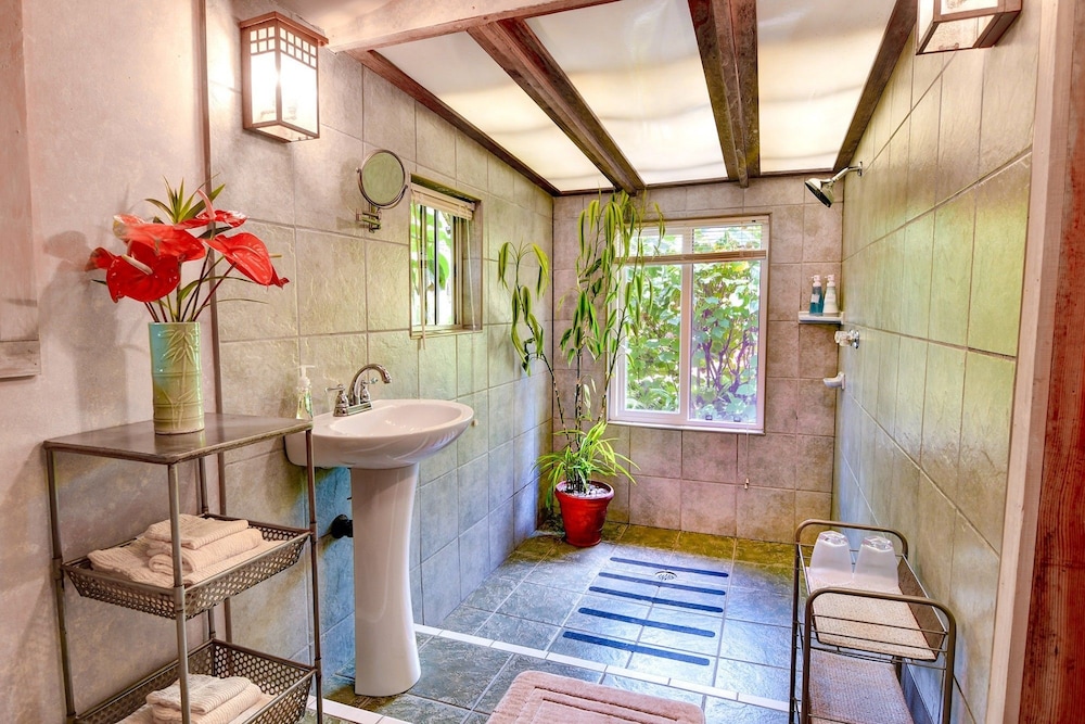 Romantic Cottage, 1 Queen Bed photo 3