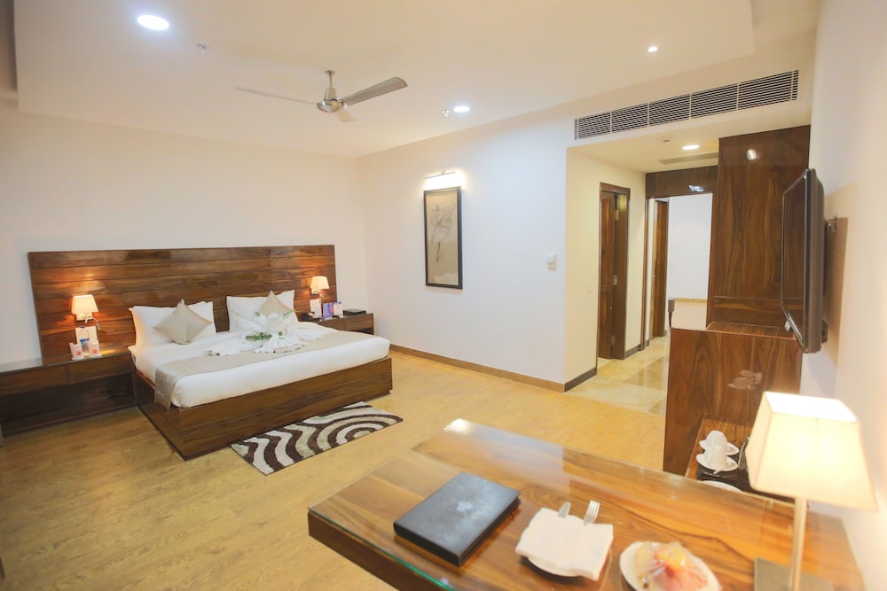Suite, 1 King Bed, 2 Bathrooms, City View photo 1