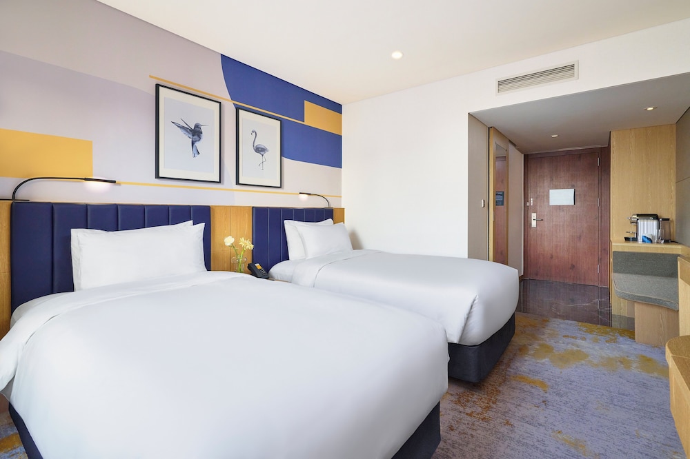 Deluxe Room, 2 Twin Beds, City View