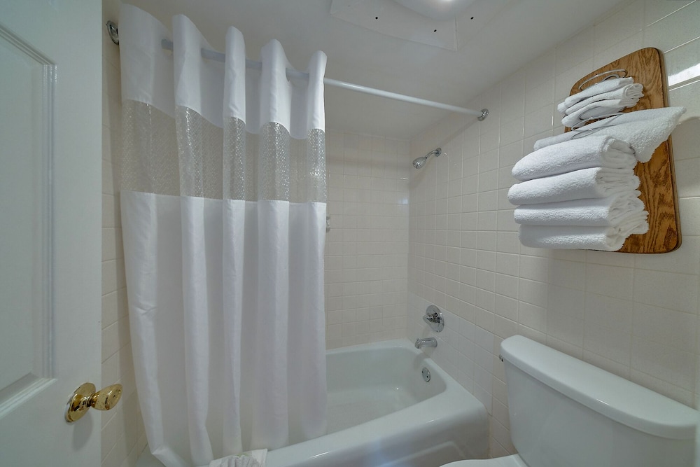 Room, 2 Queen Beds (No Pets) - Photo 2