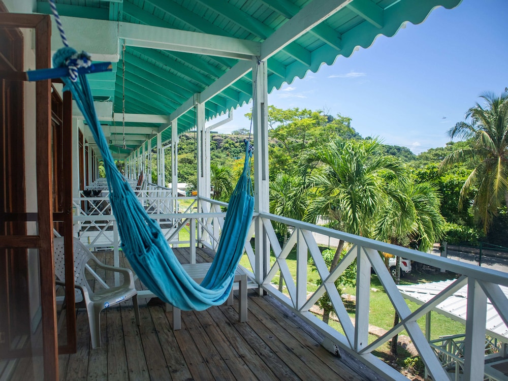 Comfort Single Room, 1 Large Twin Bed, Smoking, Partial Ocean View photo 2