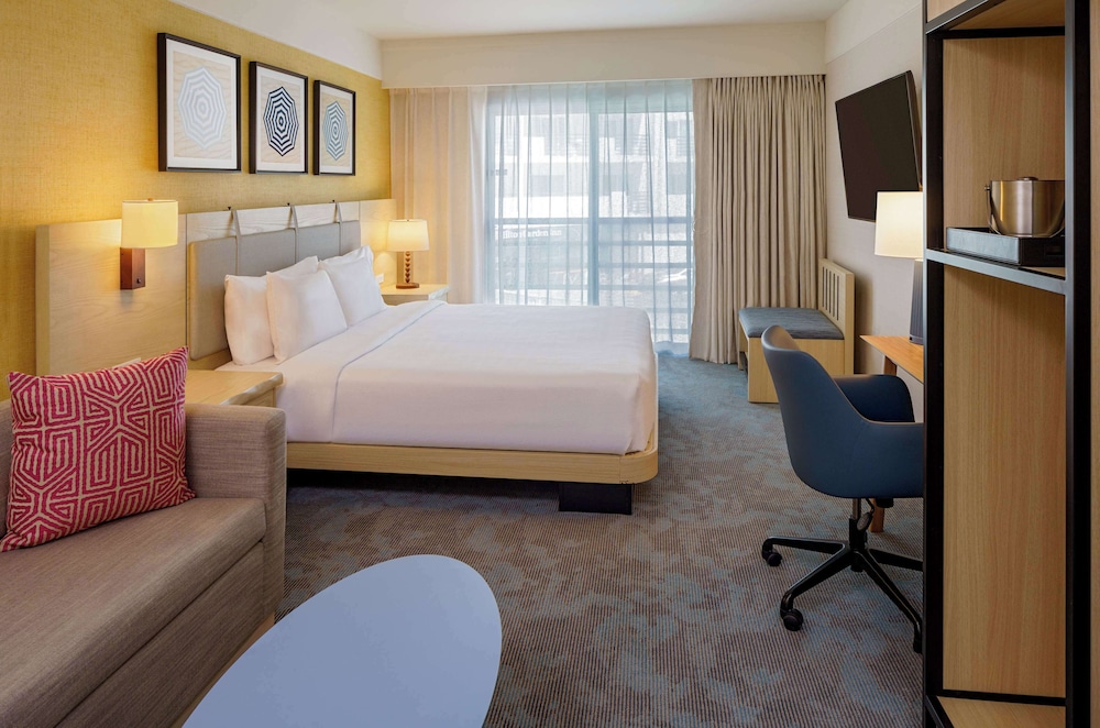 Room, 1 King Bed, Bathtub (Mobility & Hearing)
