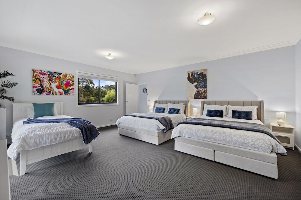 Entire 5 bedroom house photo 2
