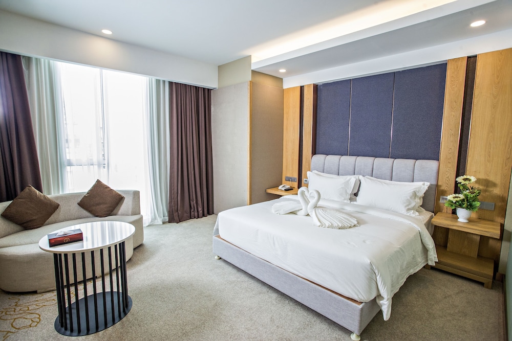 Suite - Photo 1
