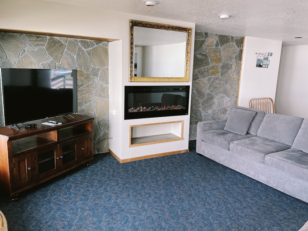 Family Room, 3 Bedrooms, Kitchen (First Floor) photo 2