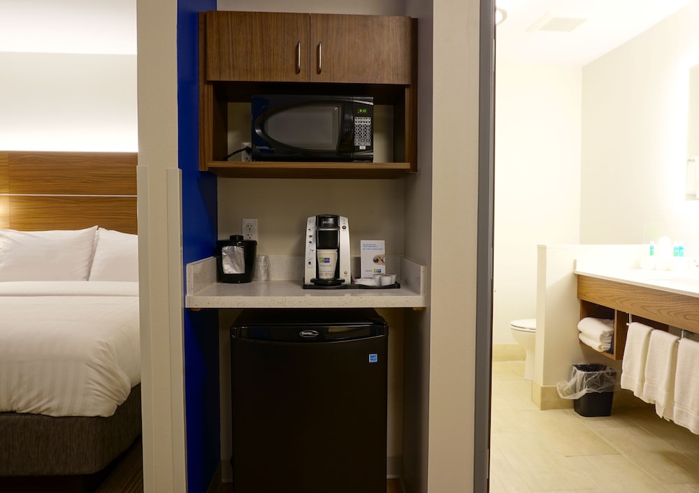 Suite, 2 Queen Beds photo 2