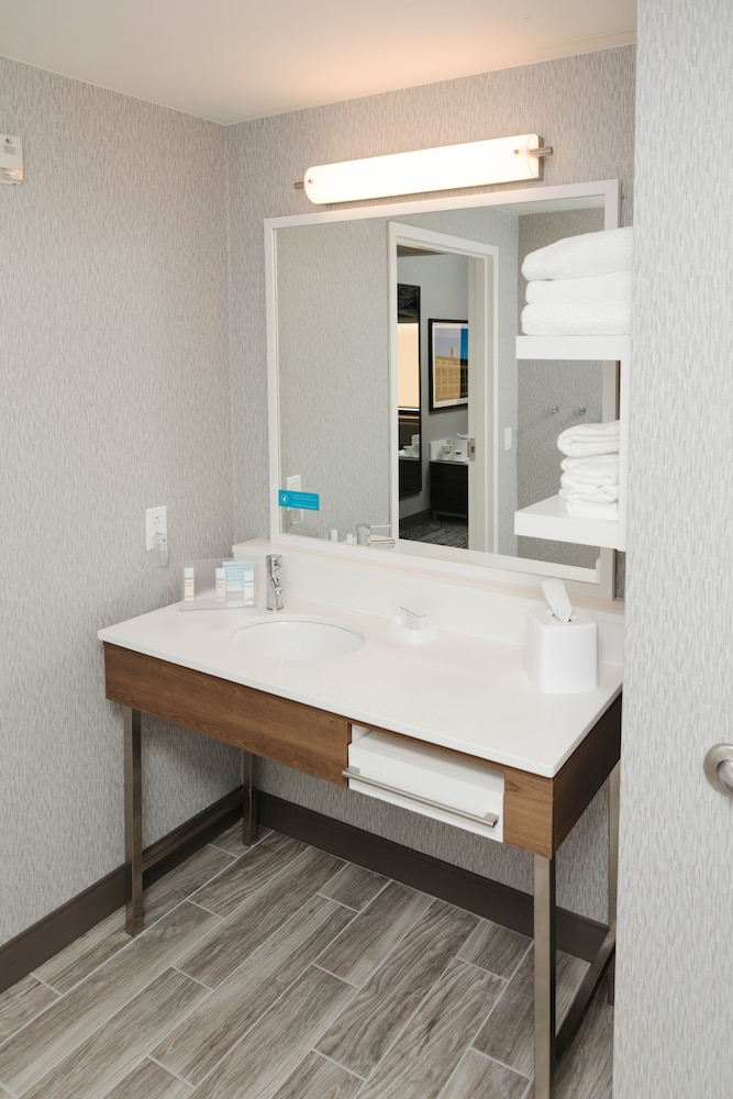Room, 1 King Bed, Accessible (Mobility/Hearing, Roll-in Shower) photo 3