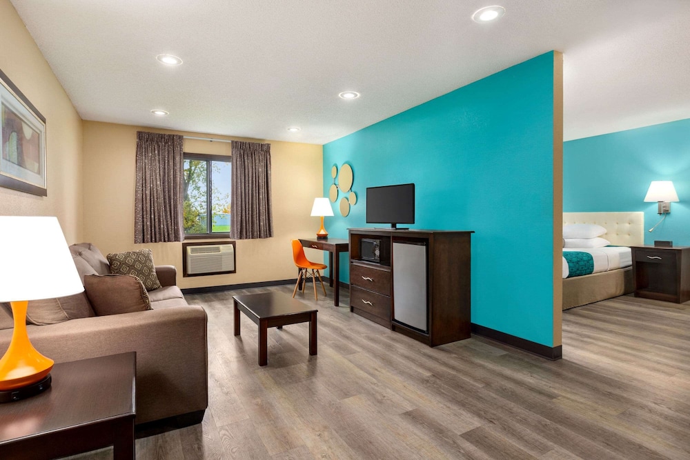 Studio Suite, 1 King Bed, Non Smoking photo 2