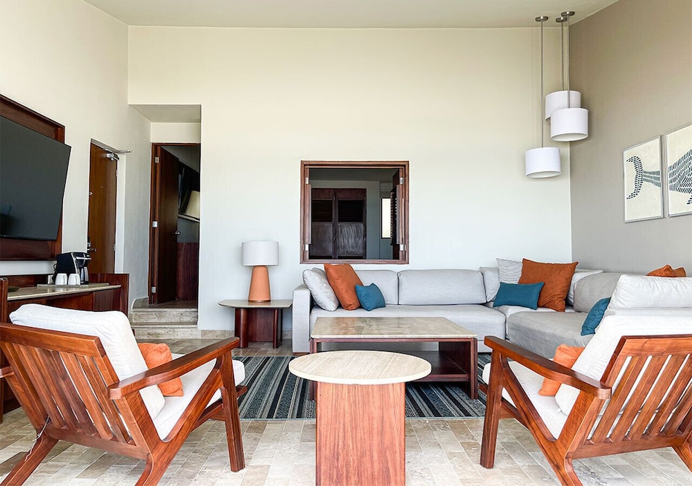 Grand Villa Master Suite Ocean Front thumbnail 5
