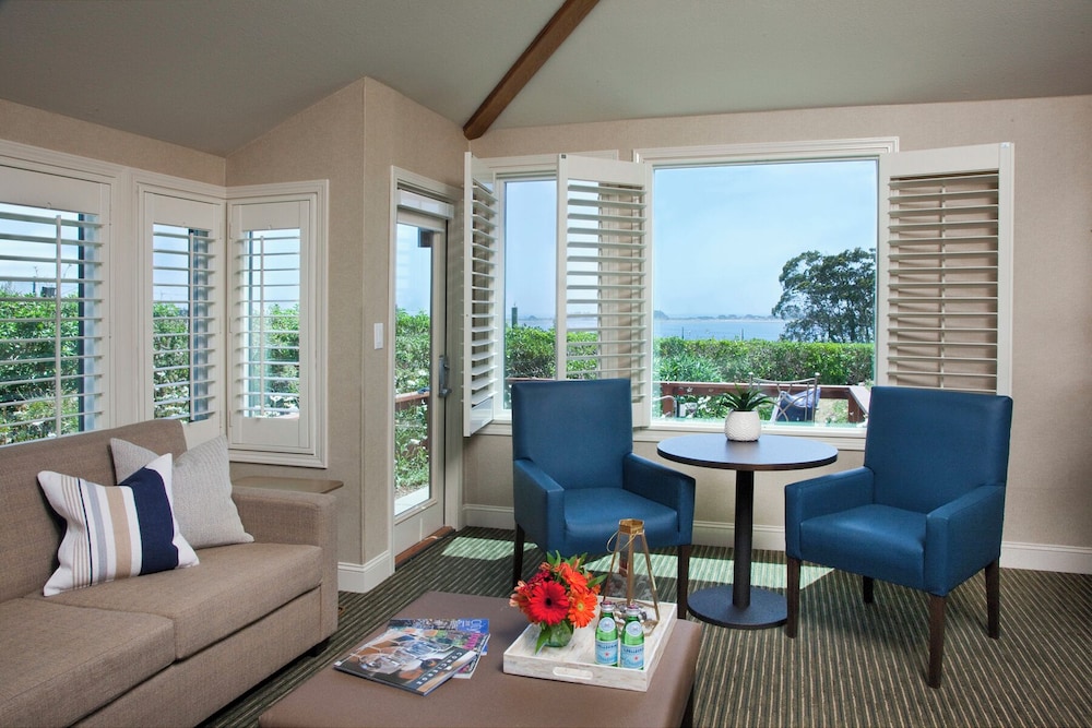 Deluxe Studio Suite, 1 King Bed with Sofa bed, Non Smoking, Harbor View photo 2