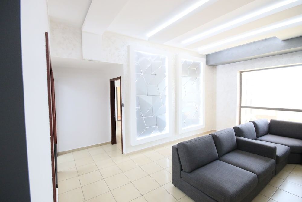 Grand Apartment, 5 Bedrooms, Beach View photo 2