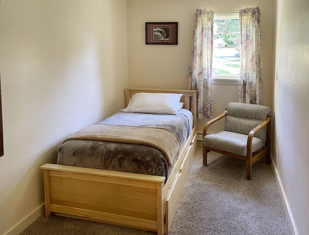 Room, 2 Bedrooms, Refrigerator & Microwave (8) (No Pets) photo 3