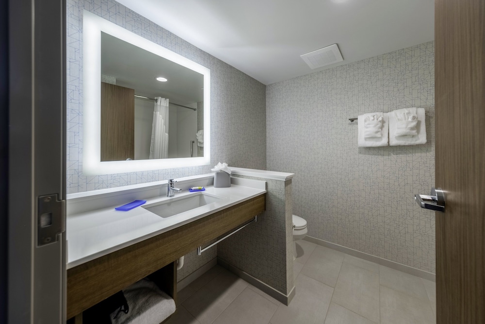 Suite, 1 King Bed - Photo 2