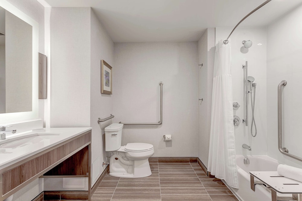Suite, 2 Queen Beds, Accessible (Mobility & Hearing, Roll-in Shower) thumbnail 5