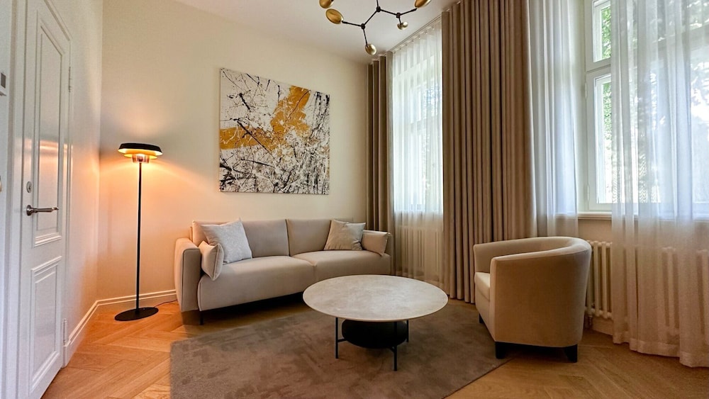 Suite - Photo 1