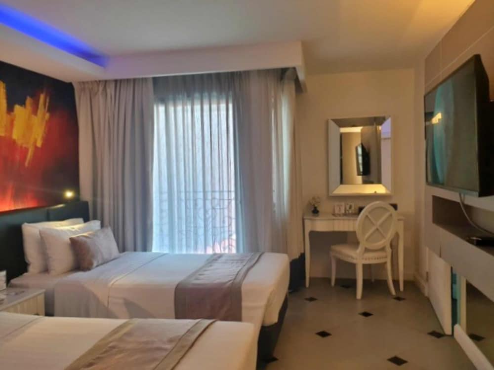 Family Room, 2 Bedrooms, City View photo 3