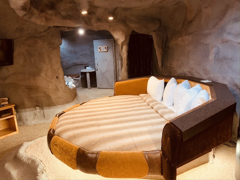 The Cave, 1 King Circle Bed (Downstairs)