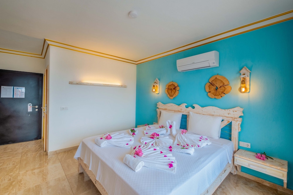Comfort Double Room, 1 King Bed, Pool Access, Partial Sea View