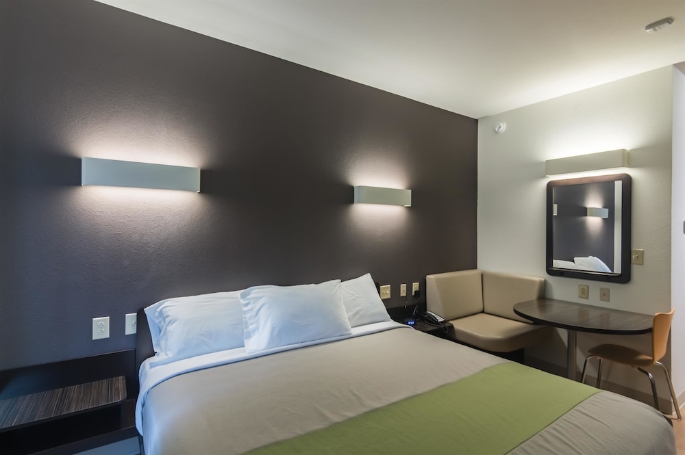 Deluxe Room, 1 King Bed, Non Smoking, Kitchenette photo 2