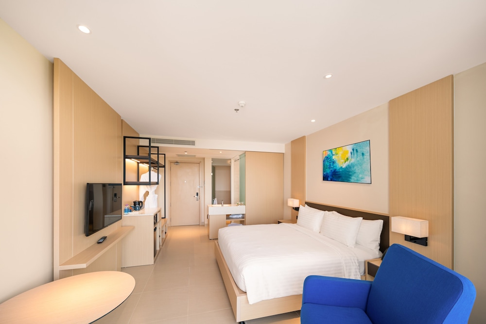 Premier King Room Oceanfront - Photo 5