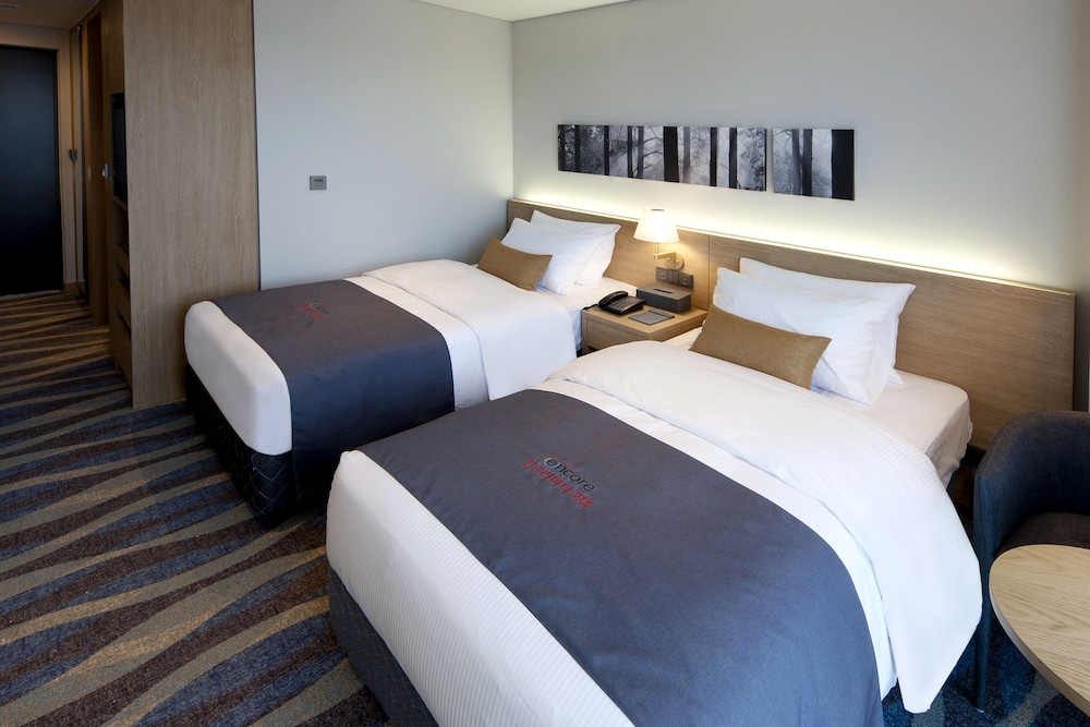 Family Twin Room - Photo 2