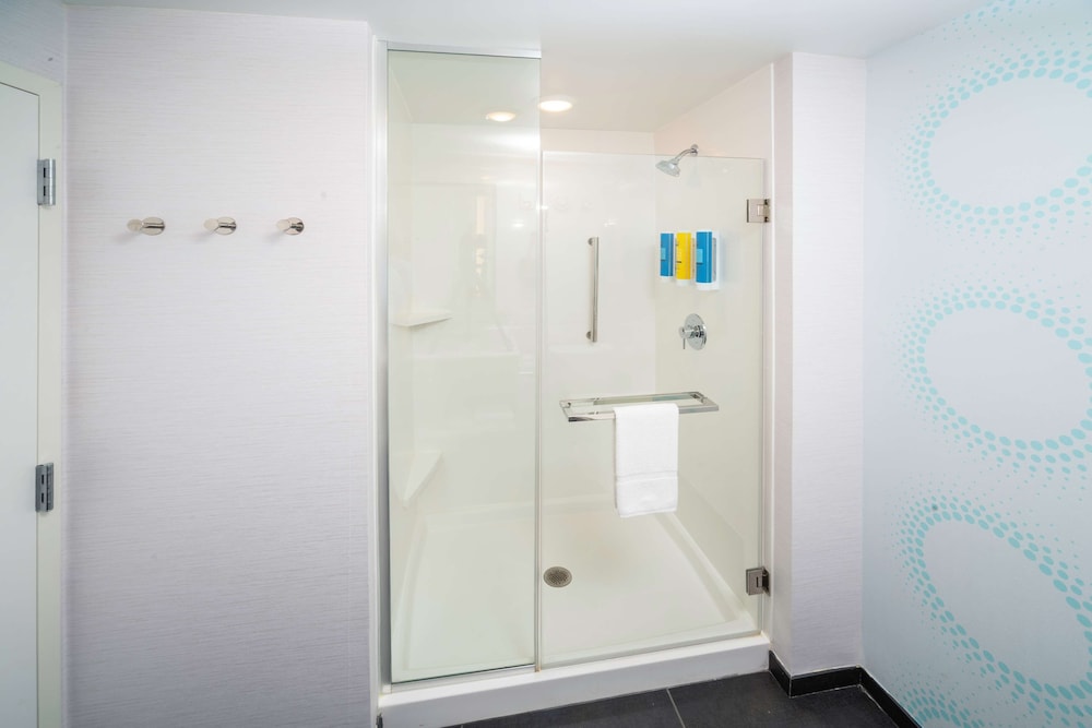 Room, 1 King Bed, Accessible (Hearing) - Photo 10