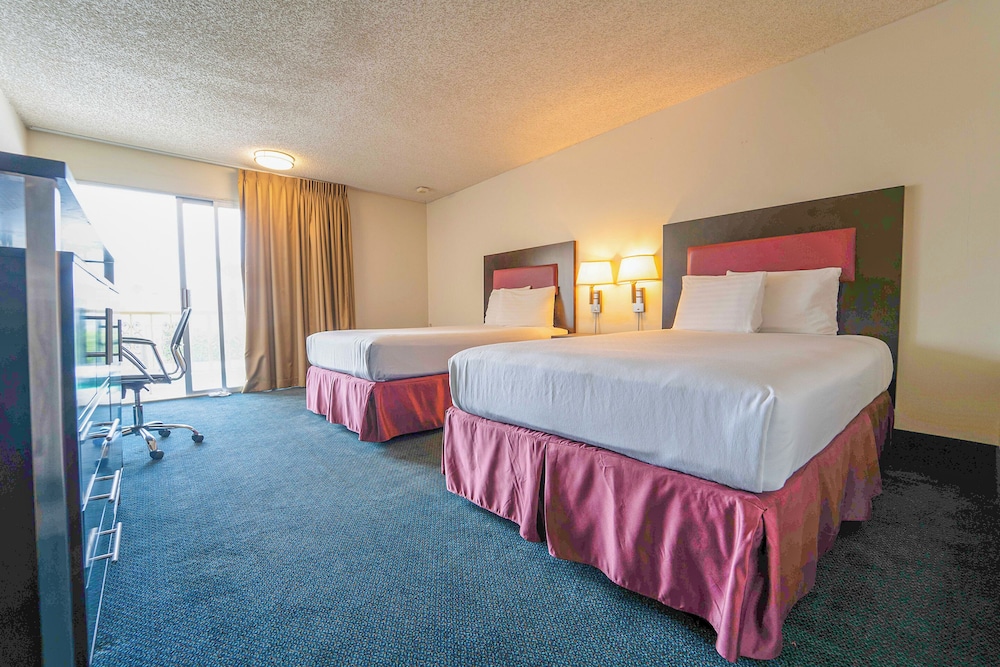 Room, 2 Double Beds, Poolside photo 1