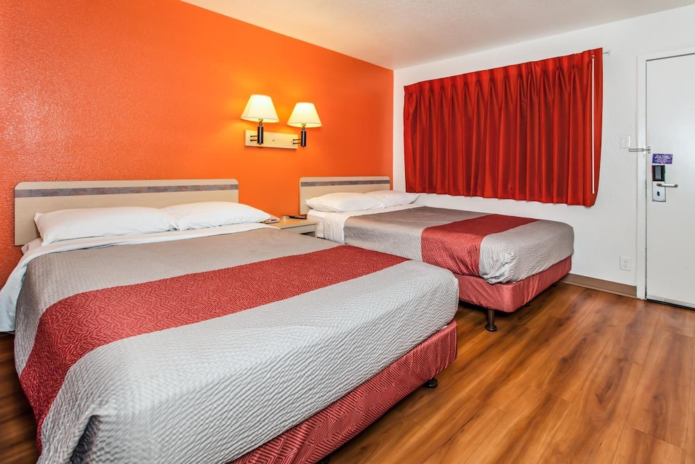 Standard Room, 2 Double Beds, Non Smoking photo 2