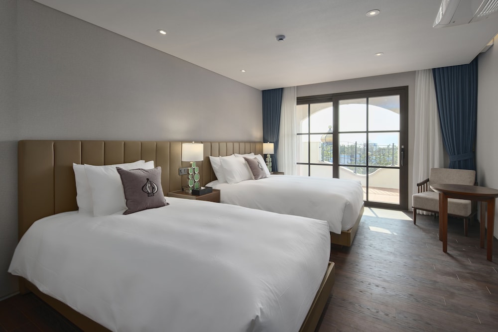 [Brunchy Package] Royal Suite B Type + Brunch For 2 + Park Ticket For 2 Per Stay - Photo 1