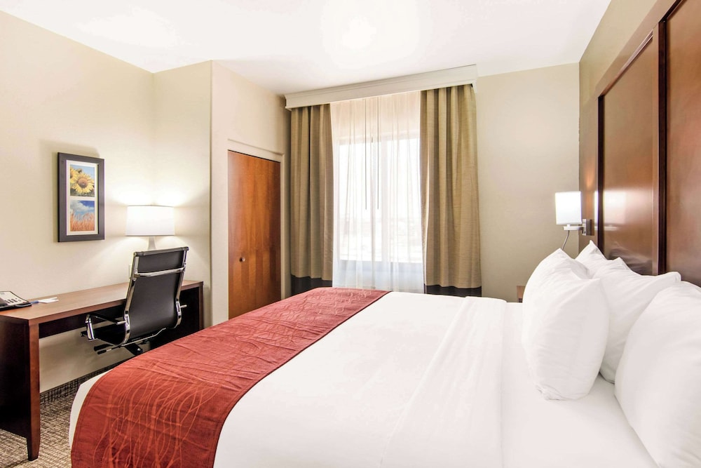 Suite, 1 King Bed with Sofa bed, Accessible, Non Smoking photo 2