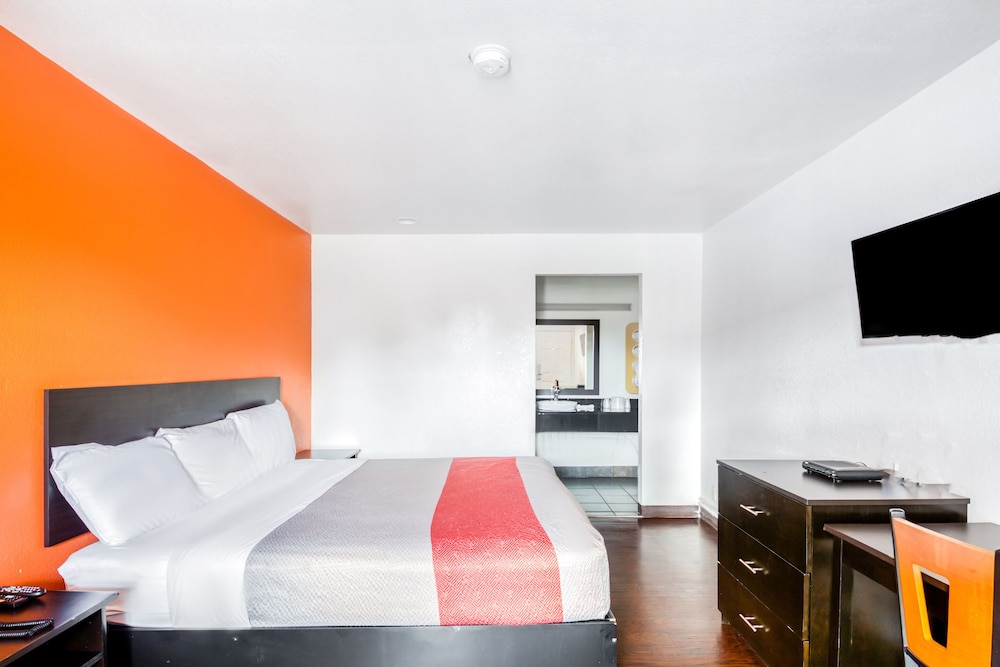 Room, 1 King Bed - Photo 2