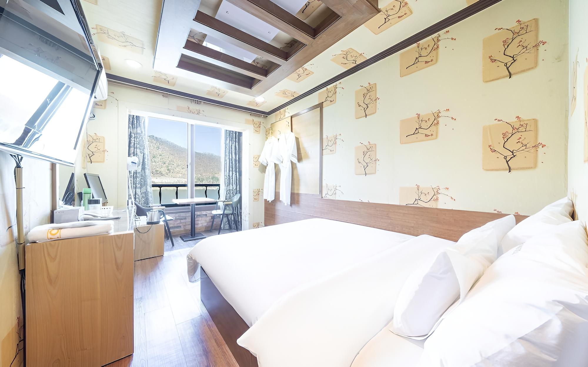 Room (Mini Room (River View Netflix availab) photo 3