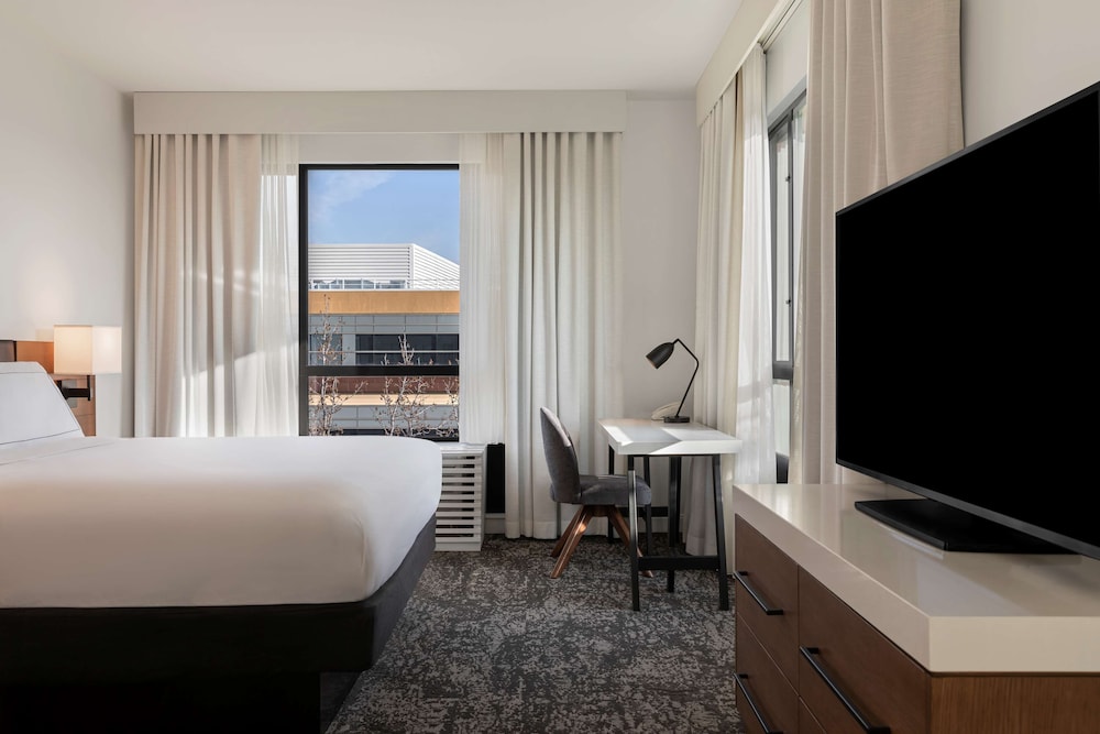 Deluxe Room, 1 King Bed - Photo 2