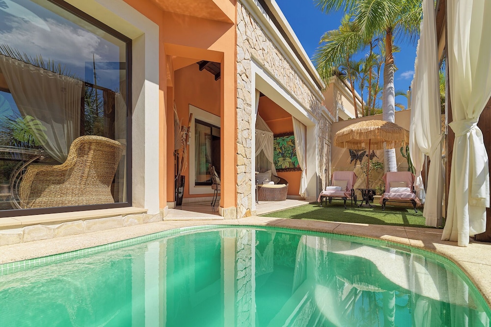 1 bedroom Duchess Villa (with private heated pool)