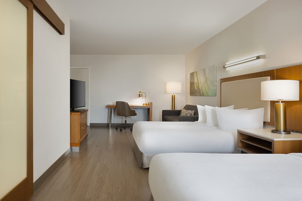 Studio, Multiple Beds, Balcony (Mobility/Hearing Accessible, Tub) photo 1