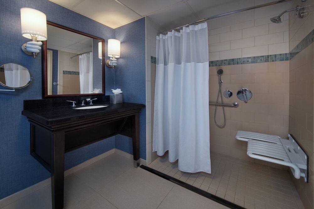 Standard View - Wheelchair Accessible RollIn Option for Hearing Accessible 2 Queen Beds and Daybed - Photo 3