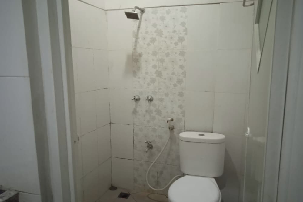 Economy Double Room - Photo 9