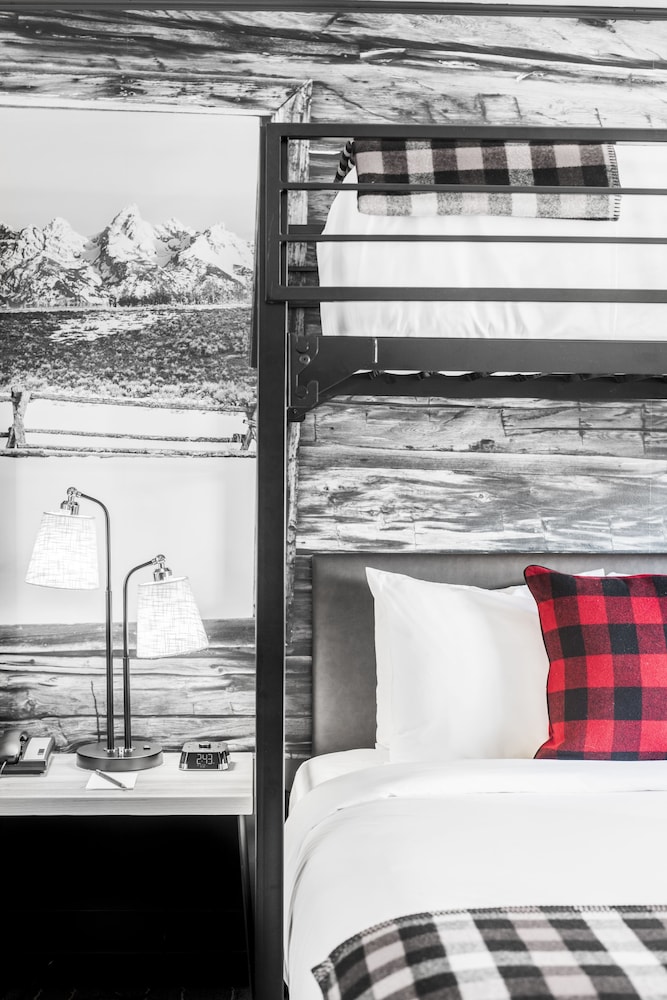 Deluxe Room (One twin over queen bunk) - Photo 1