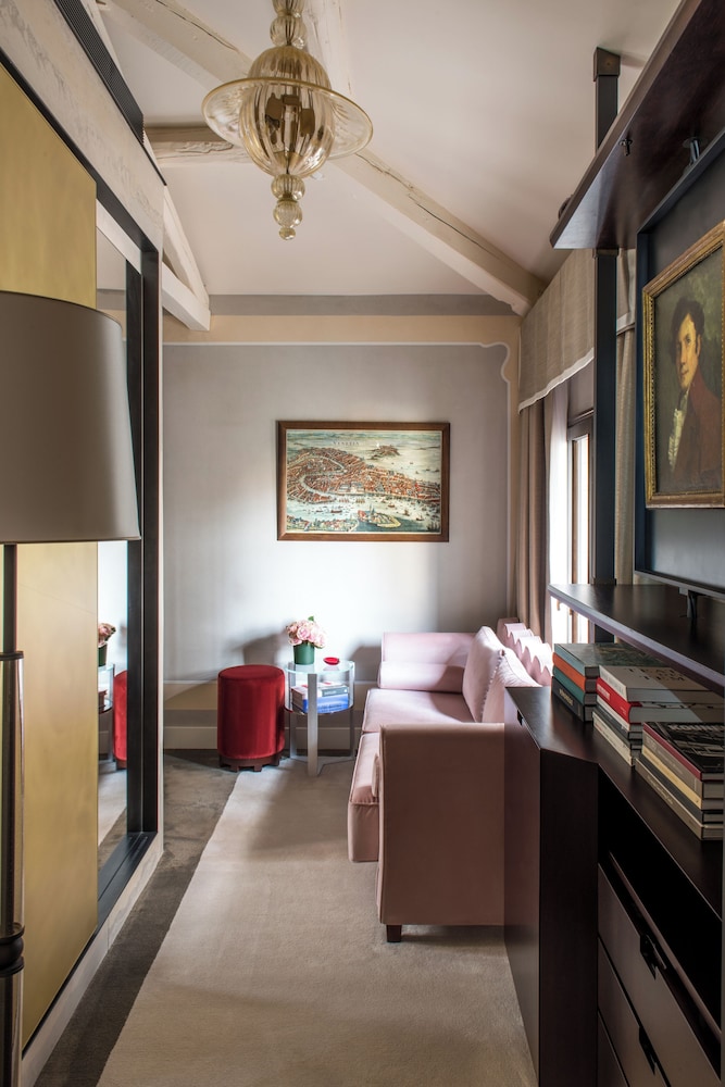 Junior Suite with One King Bed and Pool Access (Non Smoking)