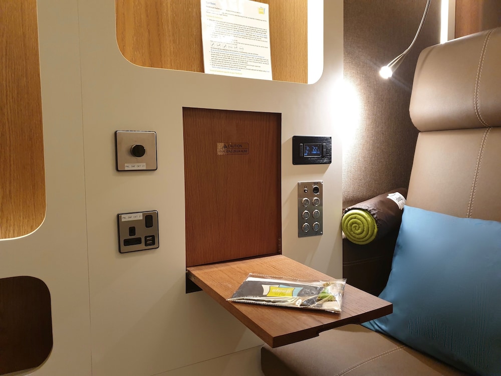 FlexiSuite Pod - 10 Hour Day Stay from 13:00-23:00 hrs (1pm-11pm) No Shower
