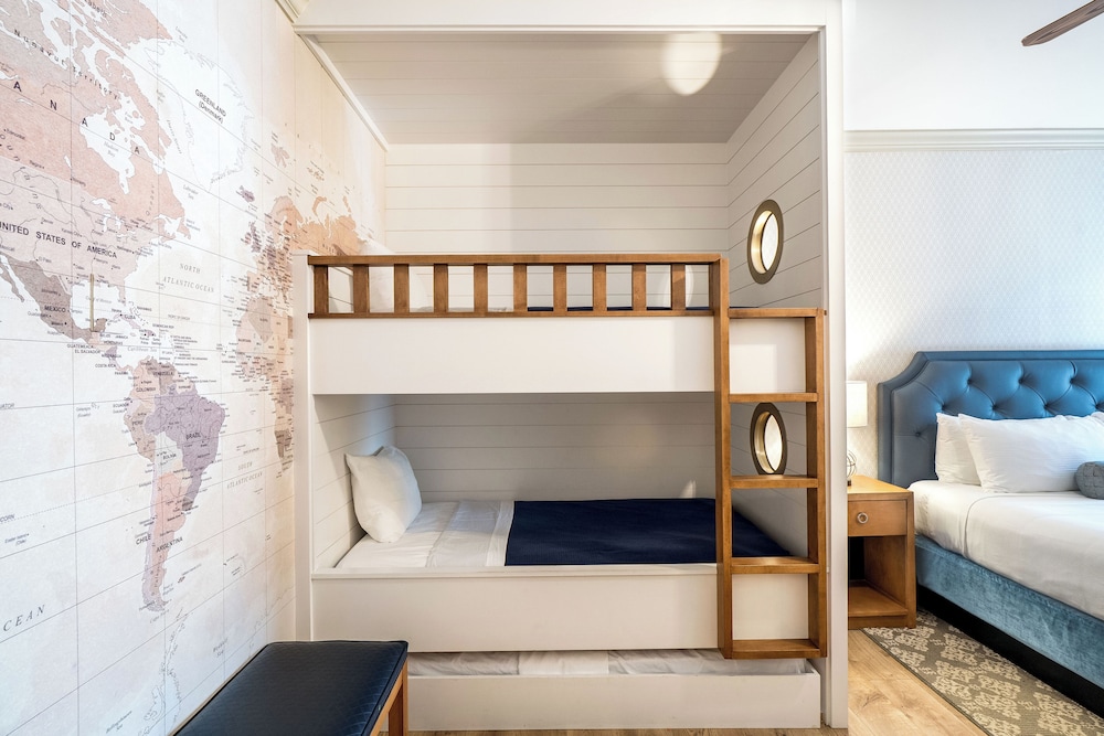 Standard Room, Multiple Beds photo 2