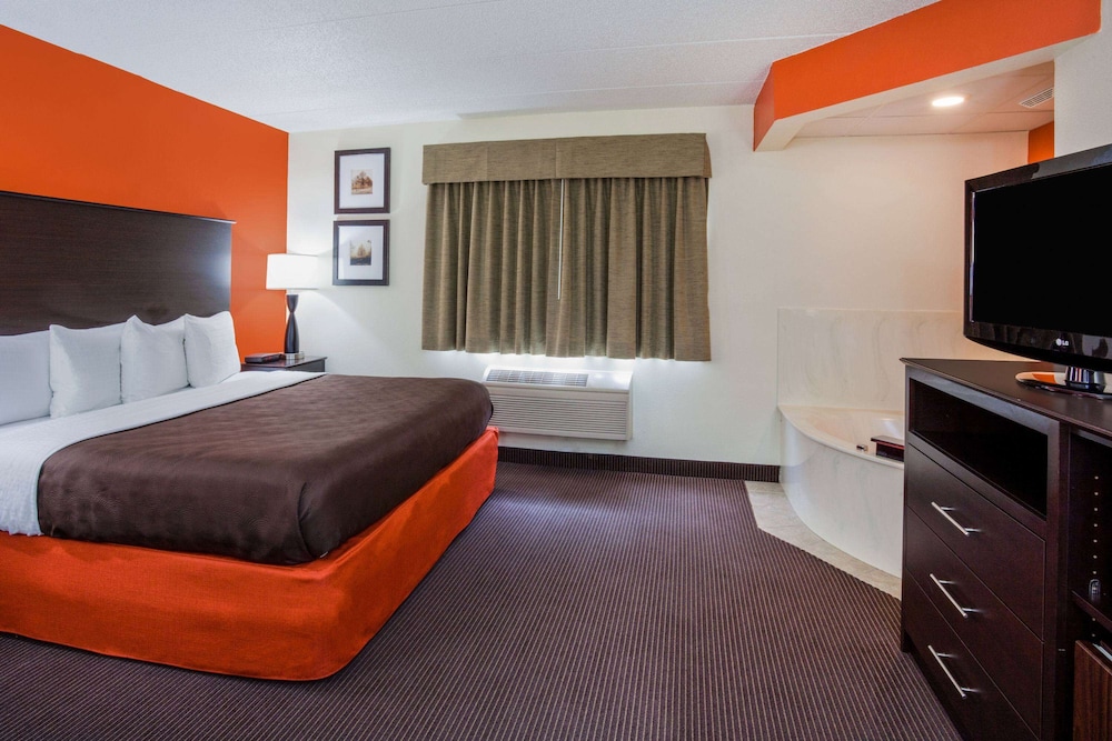 Suite, 1 King Bed, Non Smoking (Second Floor) photo 2