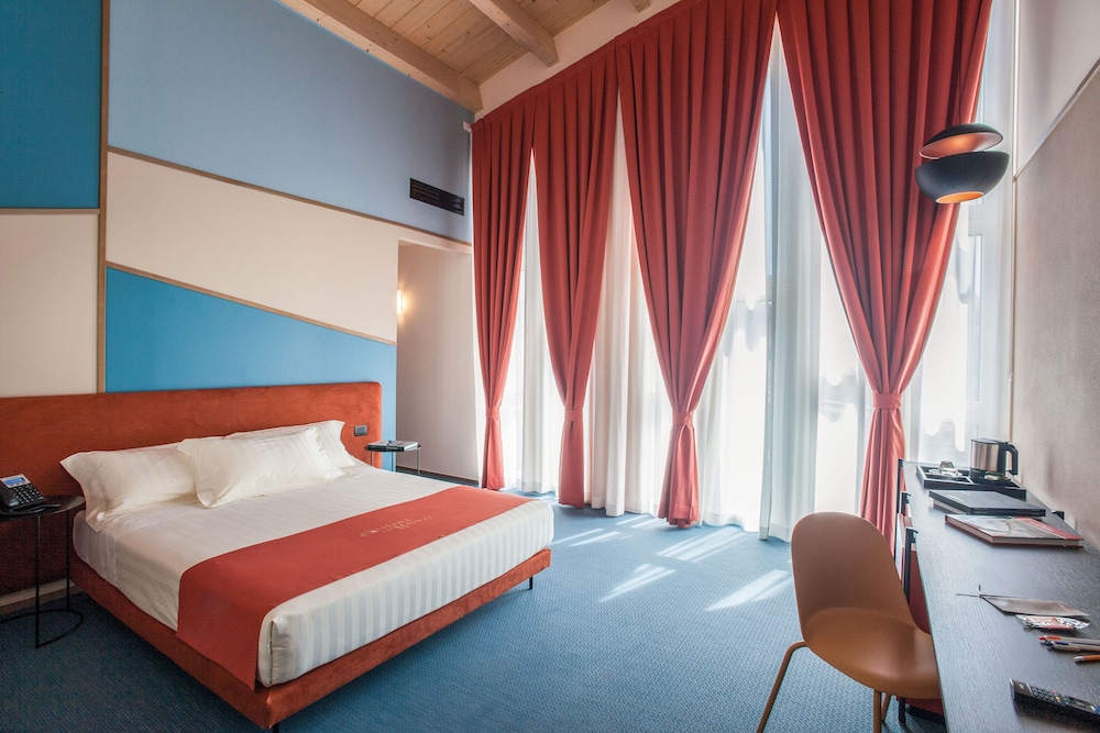 Family Room, 1 Queen Bed, Non Smoking, Balcony (with Two Single SofaBeds) - Photo 6