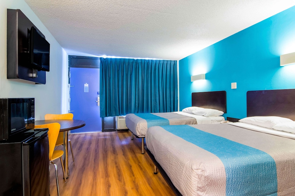 Standard Room, 2 Queen Beds, Non Smoking, Refrigerator & Microwave - Photo 6